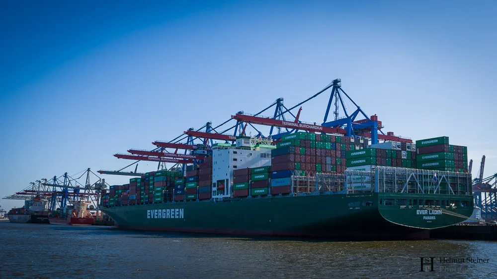 Image of a container ship at Hamburg's harbour